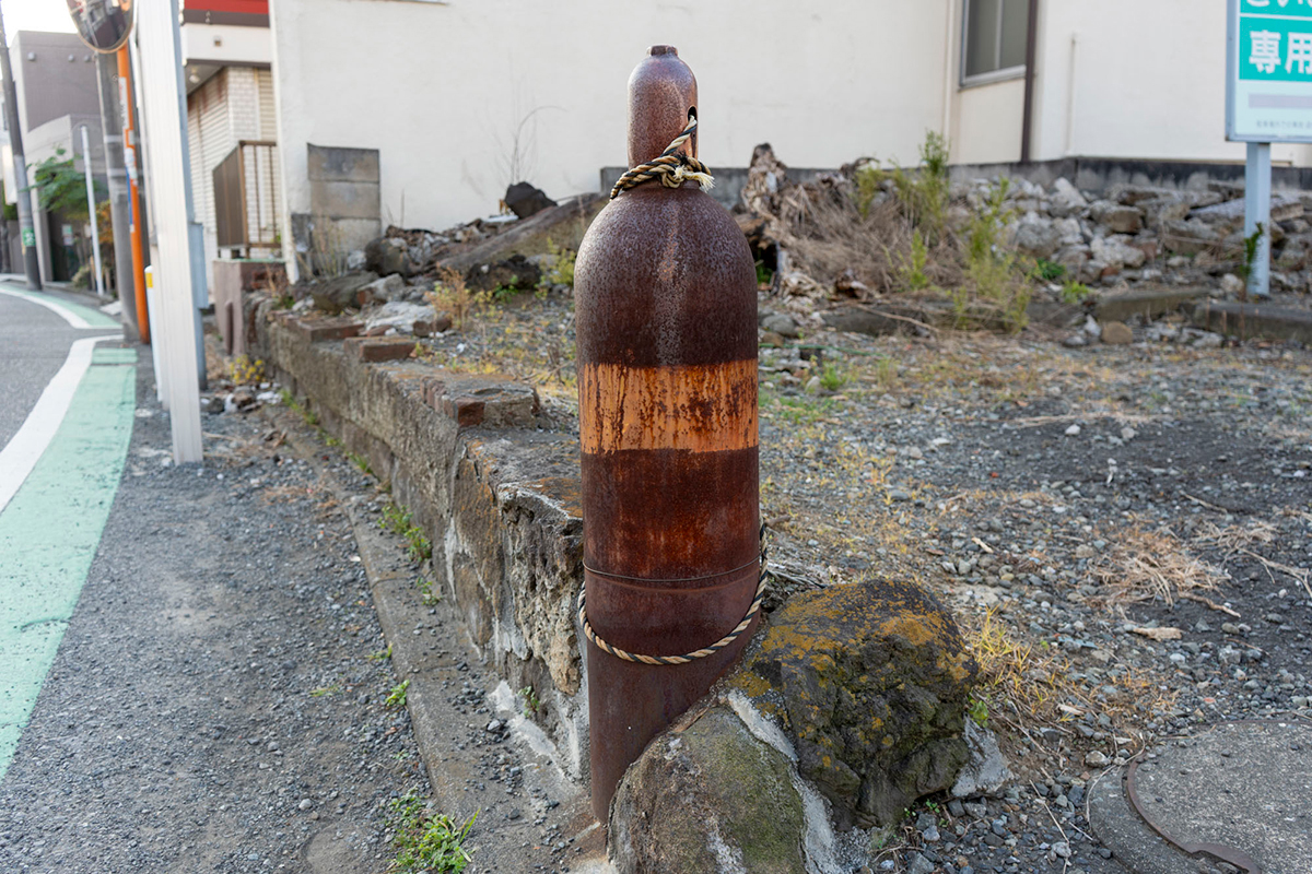 古いガスボンベを利用した門柱