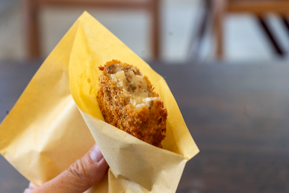 グルメショップ・カネヒラ 三角コロッケ